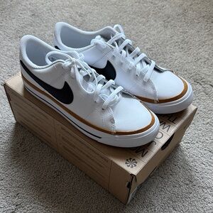 Nike Women’s Court Legacy NN